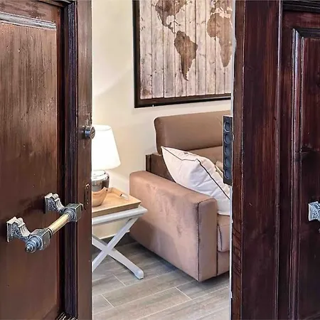 Lambe Next To Ponte Vecchio And Uffizi - Lovetheapartments