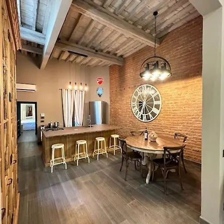 Lambe Next To Ponte Vecchio And Uffizi - Lovetheapartments