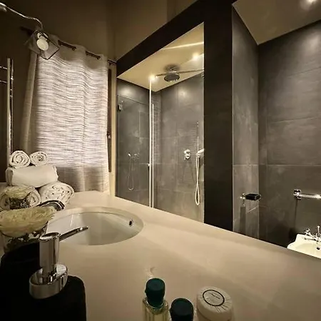 Lambe Next To Ponte Vecchio And Uffizi - Lovetheapartments Florence