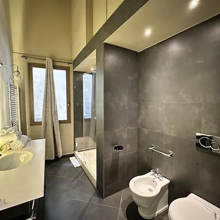 Lambe Next To Ponte Vecchio And Uffizi - Lovetheapartments *