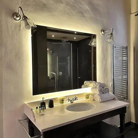 Lambe Next To Ponte Vecchio And Uffizi - Lovetheapartments