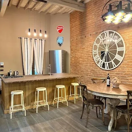 Lambe Next To Ponte Vecchio And Uffizi - Lovetheapartments Florence