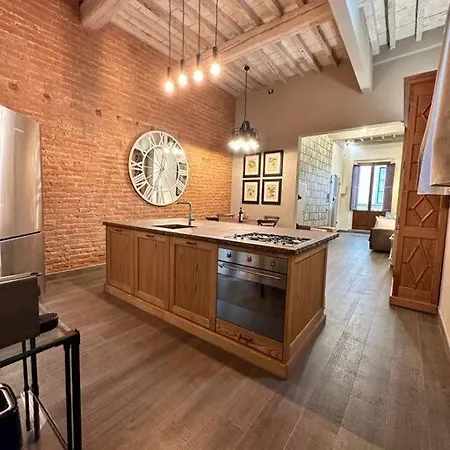Lambe Next To Ponte Vecchio And Uffizi - Lovetheapartments