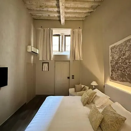 Apartment Lambe Next To Ponte Vecchio And Uffizi - Lovetheapartments *