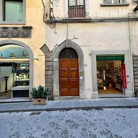 Apartment Lambe Next To Ponte Vecchio And Uffizi - Lovetheapartments *