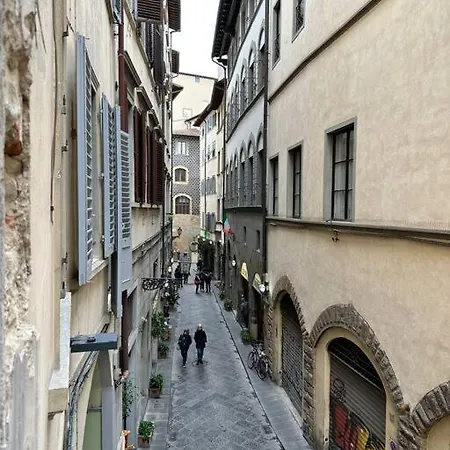 Lambe Next To Ponte Vecchio And Uffizi - Lovetheapartments *