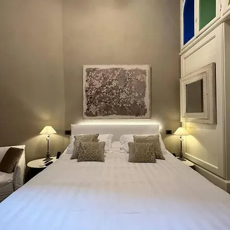 Lambe Next To Ponte Vecchio And Uffizi - Lovetheapartments * Florence
