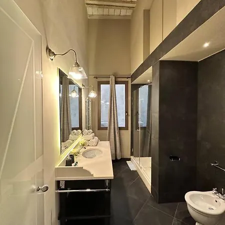 Lambe Next To Ponte Vecchio And Uffizi - Lovetheapartments * Florence