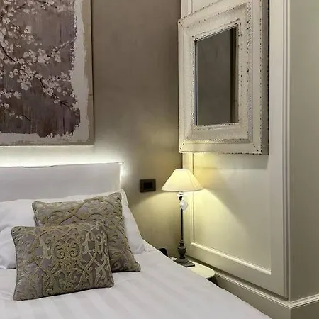 Apartment Lambe Next To Ponte Vecchio And Uffizi - Lovetheapartments