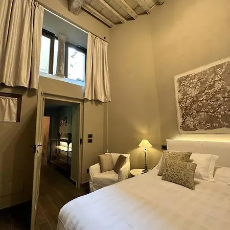 Lambe Next To Ponte Vecchio And Uffizi - Lovetheapartments * Florence