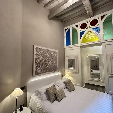 Lambe Next To Ponte Vecchio And Uffizi - Lovetheapartments Apartment *