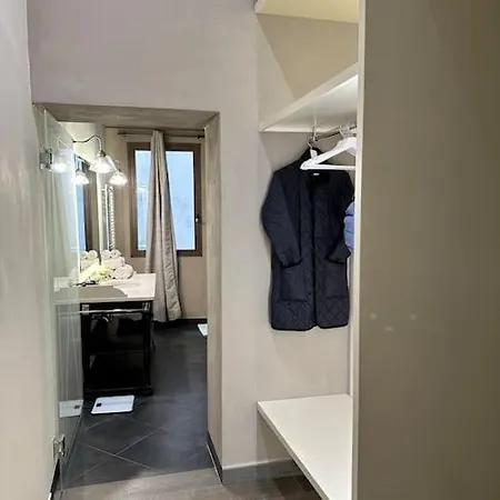 Lambe Next To Ponte Vecchio And Uffizi - Lovetheapartments