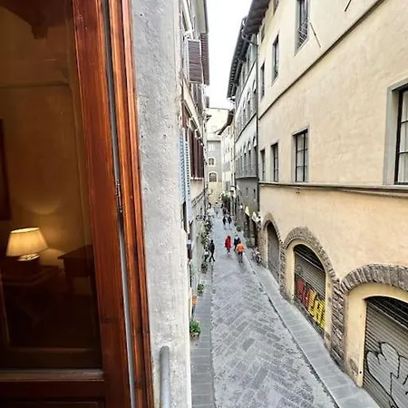 Lambe Next To Ponte Vecchio And Uffizi - Lovetheapartments Apartment *