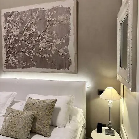 Lambe Next To Ponte Vecchio And Uffizi - Lovetheapartments * Florence