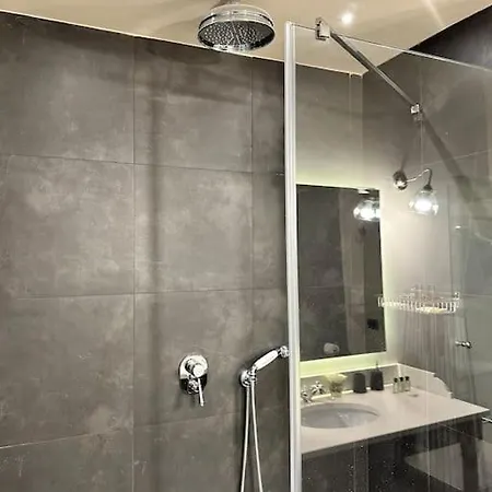 Lambe Next To Ponte Vecchio And Uffizi - Lovetheapartments