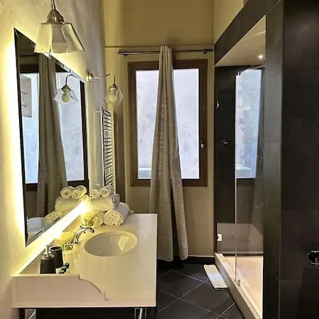 Lambe Next To Ponte Vecchio And Uffizi - Lovetheapartments *