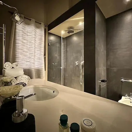 Lambe Next To Ponte Vecchio And Uffizi - Lovetheapartments