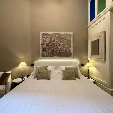 Lambe Next To Ponte Vecchio And Uffizi - Lovetheapartments * Florence