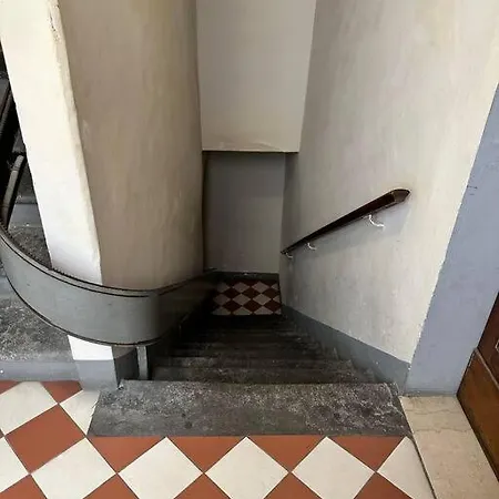 Lambe Next To Ponte Vecchio And Uffizi - Lovetheapartments *