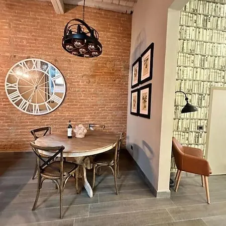 Lambe Next To Ponte Vecchio And Uffizi - Lovetheapartments * Florence