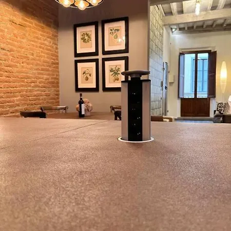 Lambe Next To Ponte Vecchio And Uffizi - Lovetheapartments Florence